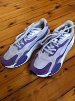 Puma Schuhe Sneaker Sport Lila Weiß 38,5 wie neu Berlin - Rummelsburg Vorschau