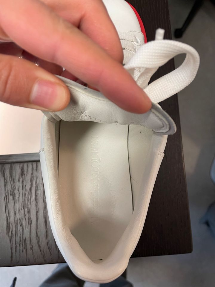 Alexander Mcqueen Sneaker Schuhe weiß mit roter Sohle in Augsburg