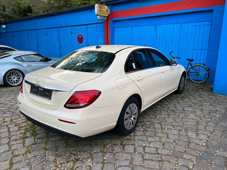 Mercedes Benz E200d Taxi in Hamburg