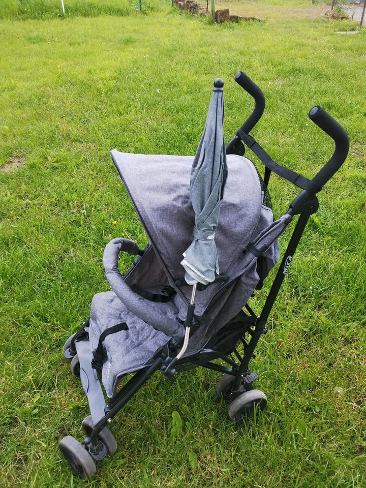 Mica Kinderwagen neuwertig mit Schirm in Höheinöd