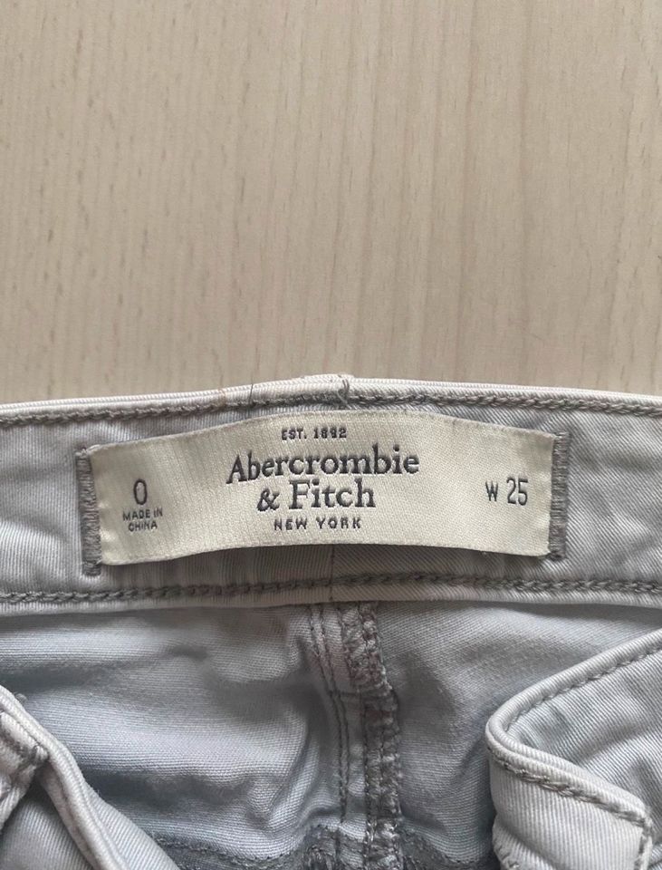 Graue Jeans von Abercrombie W25 in Hamburg