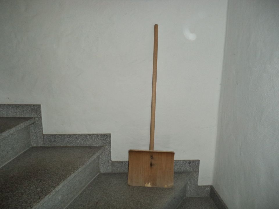 Kinder Schneeschaufel Schneeschieber Holz 90cm in Hauzenberg