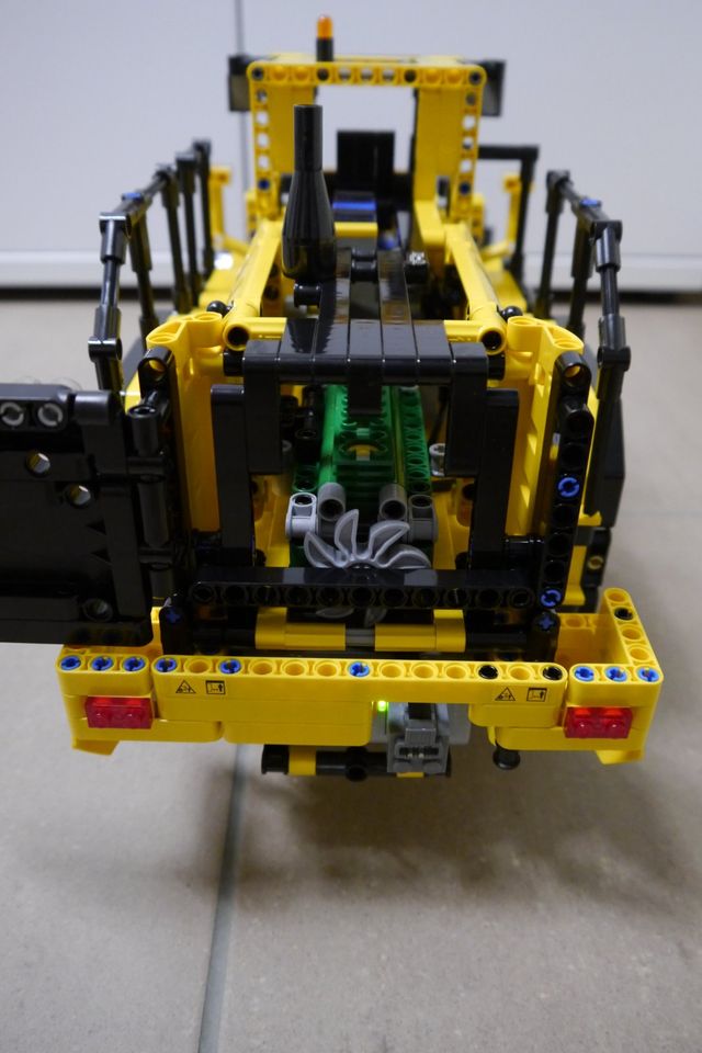 Lego Technic 42030 Volvo L350F Radlader in Krefeld