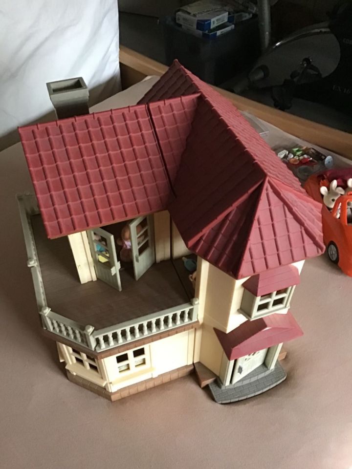 Sylvanian spielhaus mit Figuren und Auto in Ahrensburg