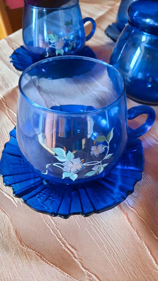 Teeservice Glas blau mit Blumenranke in Obrigheim