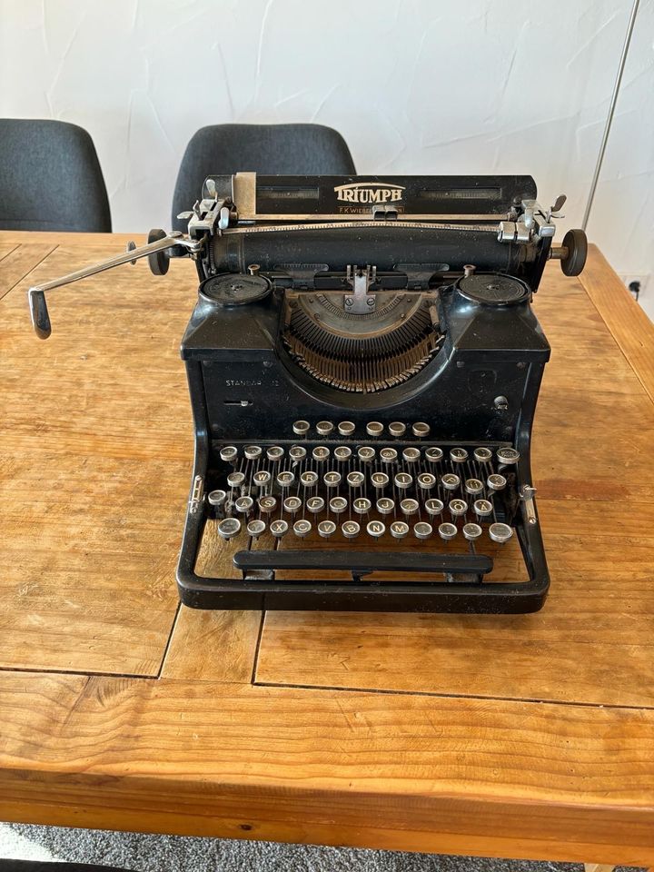 Schreibmaschine Triumph Antik in Emmendingen
