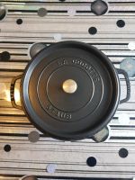 Topf Kochtopf Staub La Cocotte 28 cm schwarz Gusseisen Edelstahl Frankfurt am Main - Gallusviertel Vorschau