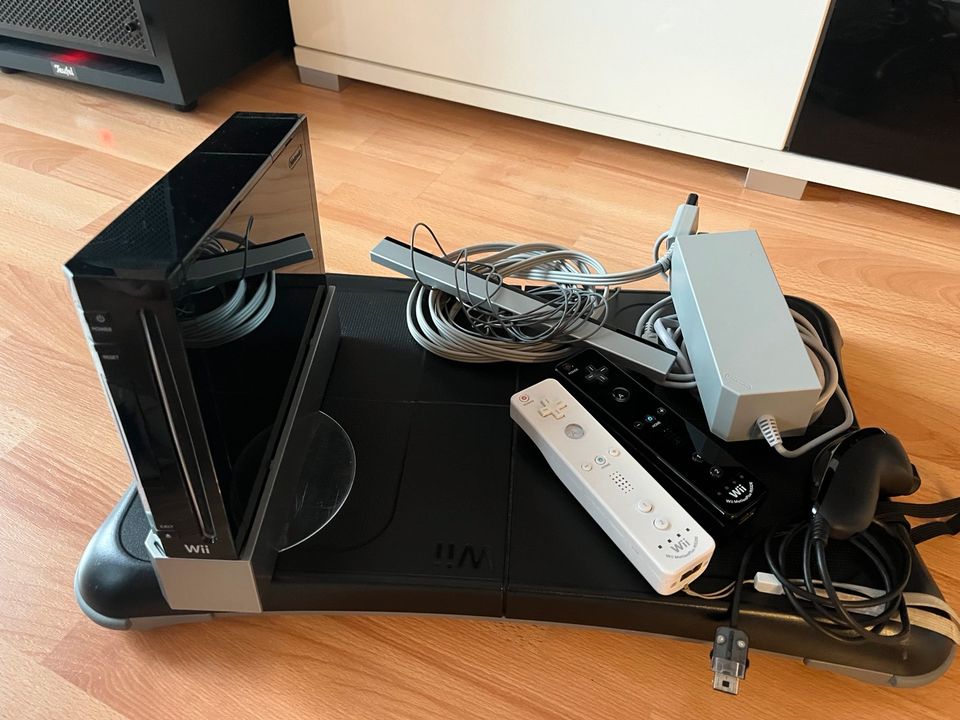 Nintendo Wii Konsole mit Balance Board und Spielen in Breckerfeld