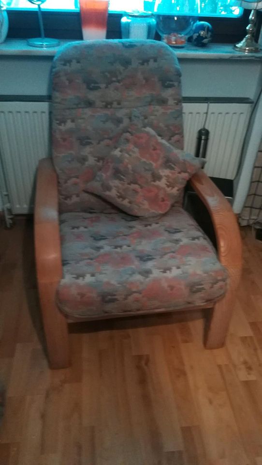 Ein Sofa ein Sessel mit Hocker in Detmold