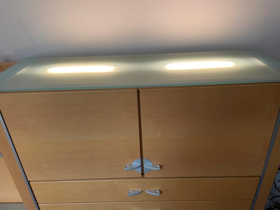 Wohnzimmerschrank mit Beleuchtung und Fernsehplatte in Goldenstedt