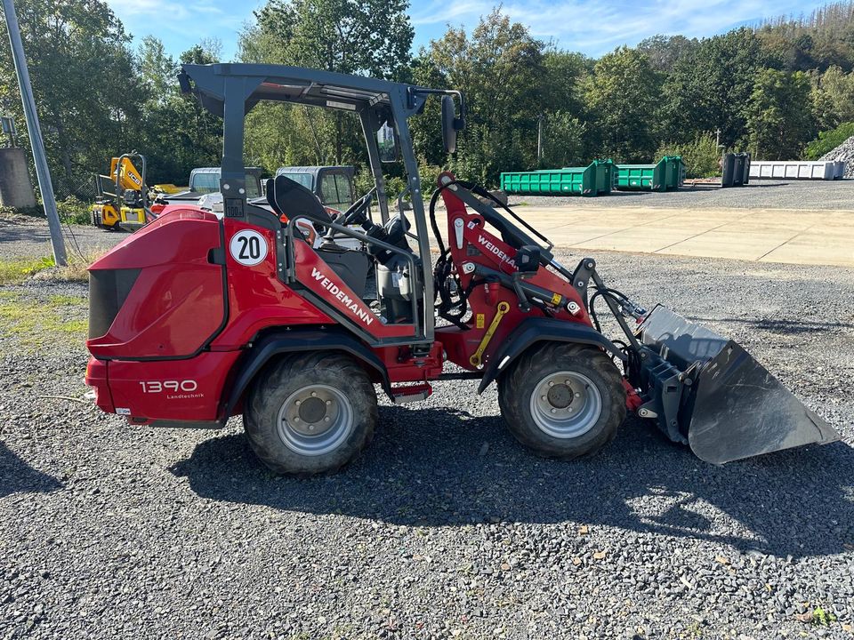 Weidemann Hoftrac 1390 mit Schaufel und Gabel in Wissen