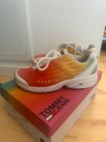 Tommy Hilfiger Sneaker in Größe 39 Hemelingen - Arbergen Vorschau