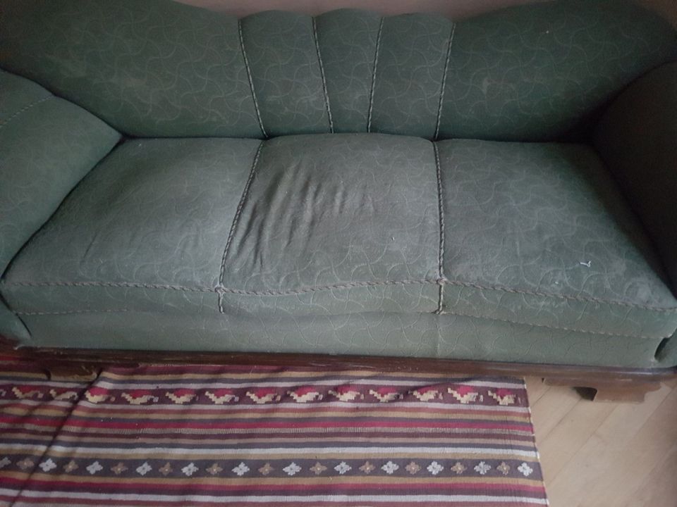 40er Jahre Sofa mit 1 Sessel (durchgesessen) in Großkrotzenburg