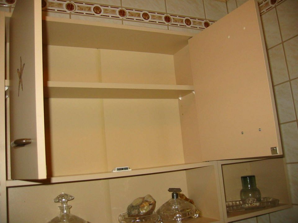 Badschränke beige, braune Griffe, Oberschrank, Unterschrank in Hagen