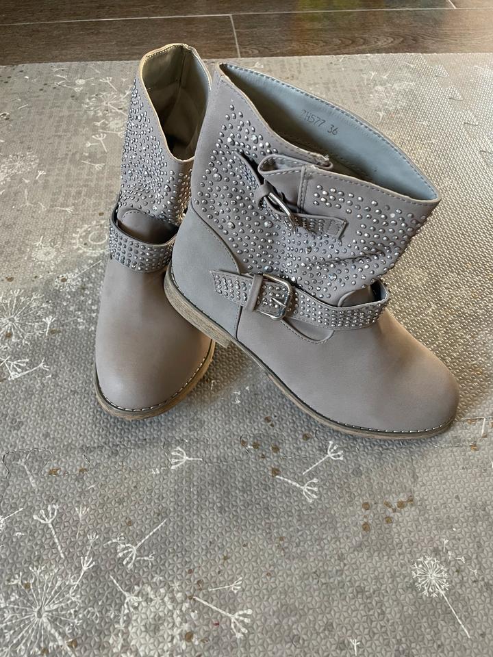 Damen Boots Stiefeletten mit Strasssteinen Gr. 36 grau neu in Wemding
