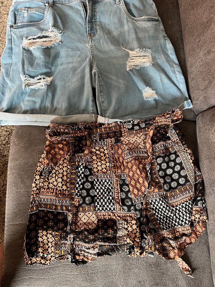 2 Damen Shorts Gr 44 Bonprix und Primark in Viersen