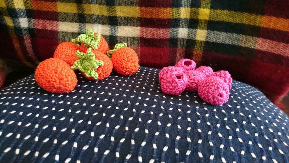 Erdbeere Himbeere gehäkelt DIY Spielzeug Kinderküche in Leipzig