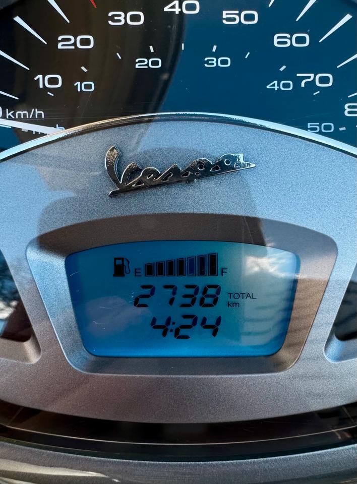 Vespa Primavera 50 Grau – Top Zustand, nur 2.738 km, 1. Besitzer in Berlin
