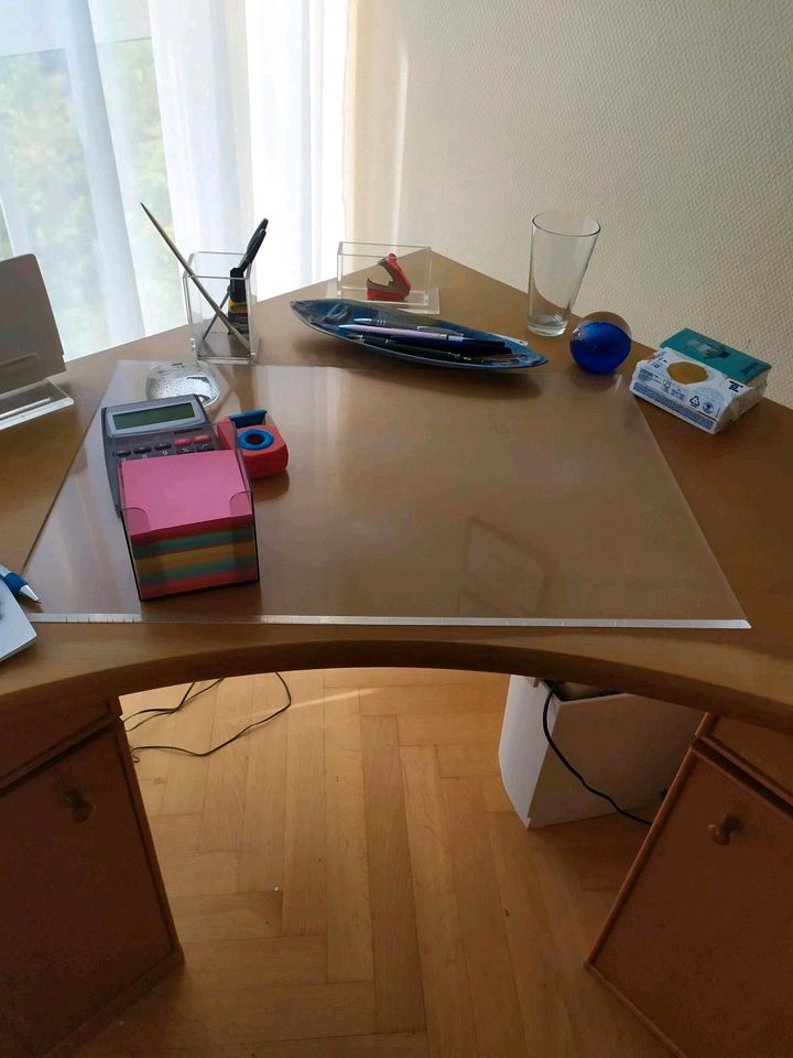 Schreibtisch, Tisch aus Holz in Schlangenbad