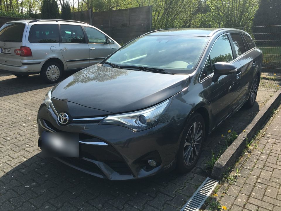 Toyota Avensis 1,6-l-D-4D Business Pano Leder Kombi in Köln