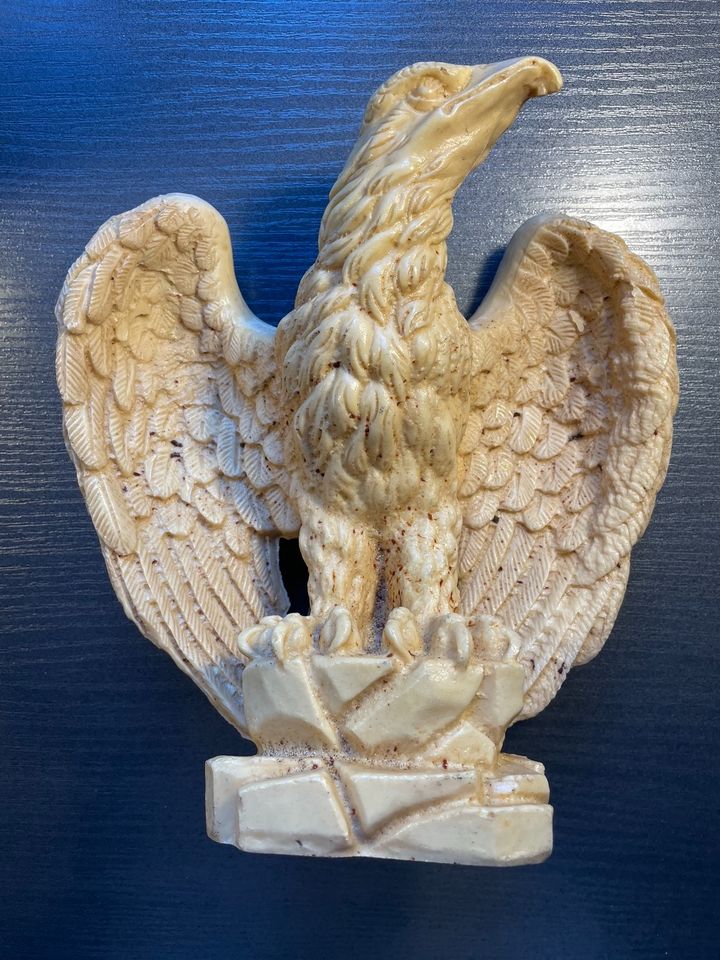 Adler aus Kunststoff gegossen in Berlin
