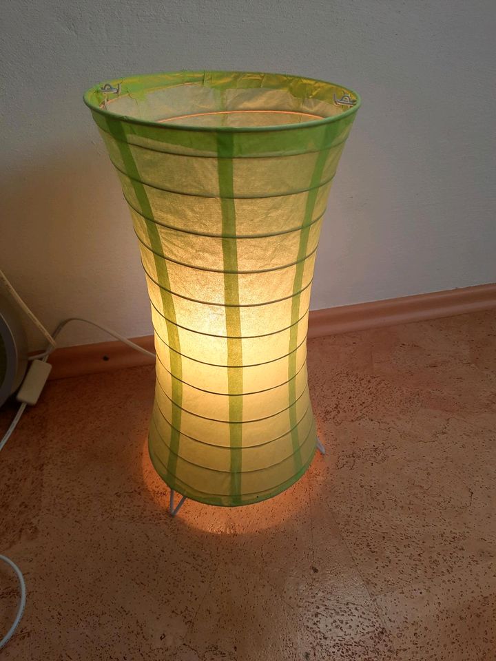 Grüne Wanduhr und Grüne Tisch  Lampe in Goldkronach