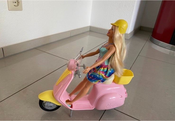 Barbie Holiday Fun Scooter Vespa in Hamm