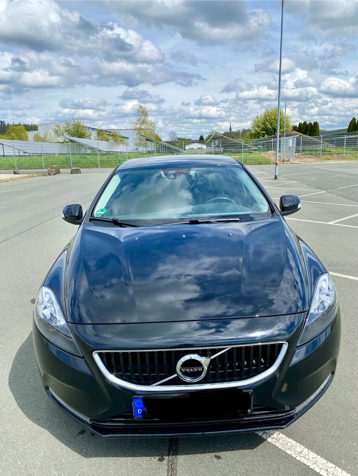 Volvo V40 D2 / 8-fach Original Alus / Klima / Navi in Frankenberg (Eder)