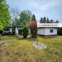 IMMOBERLIN.DE - Sympathischer Bungalow mit Sonnenterrasse und Potential auf ruhigem Hammergrundstück Berlin - Mahlsdorf Vorschau