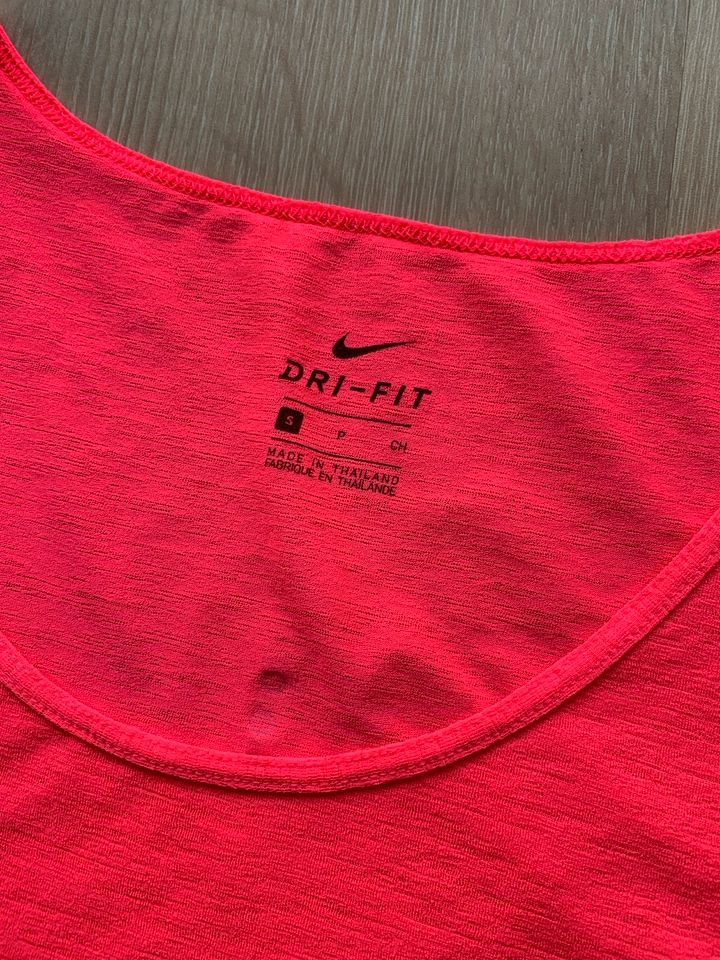 Luftiges Damen-Sport-Shirt von Nike, Größe S, leuchtend pink in Lemgo