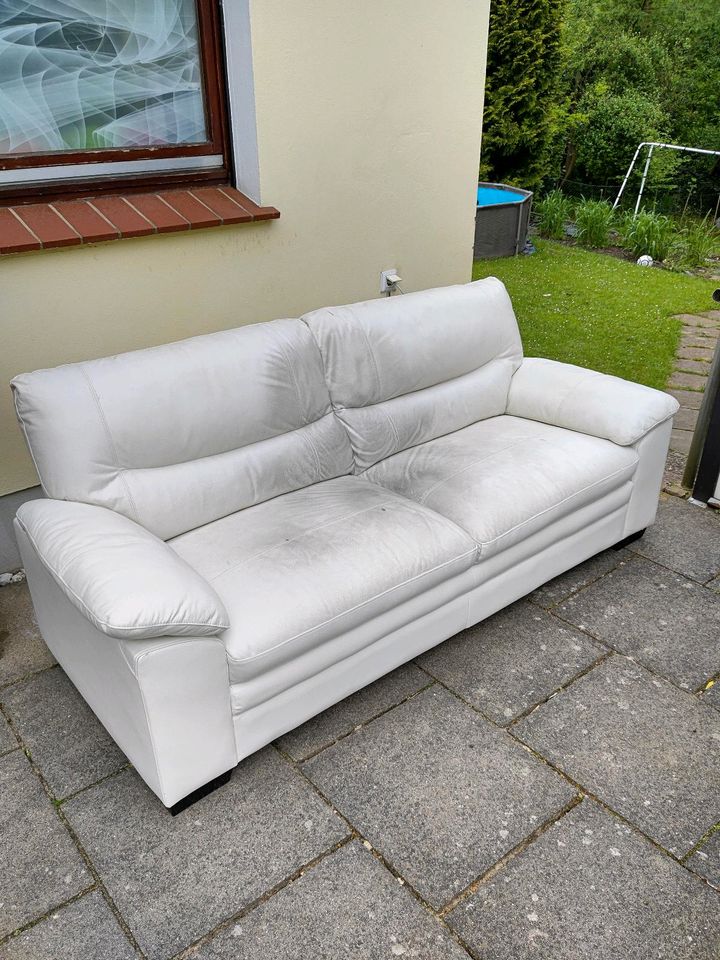 Sofa / Couch 2 / 3 Sitzer weiß Kunstleder zu verschenken in Hamburg