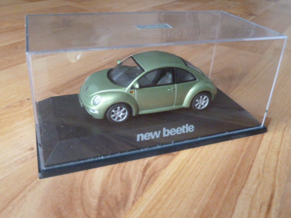 VW New Beetle, Schuco, Plexyglasvitrine, 1:43 in Bad Bodenteich