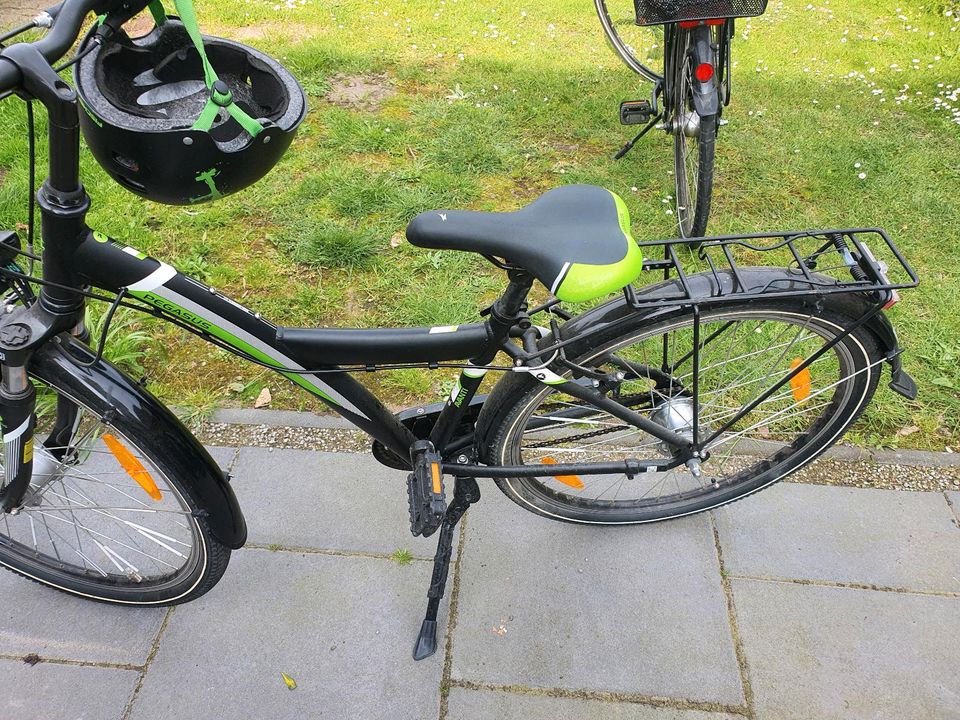 Jungen Fahrrad in Grefrath