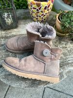 UGG Boots kurze Stiefel Knopf braun Fell Gr. 39 UGGS Hessen - Darmstadt Vorschau