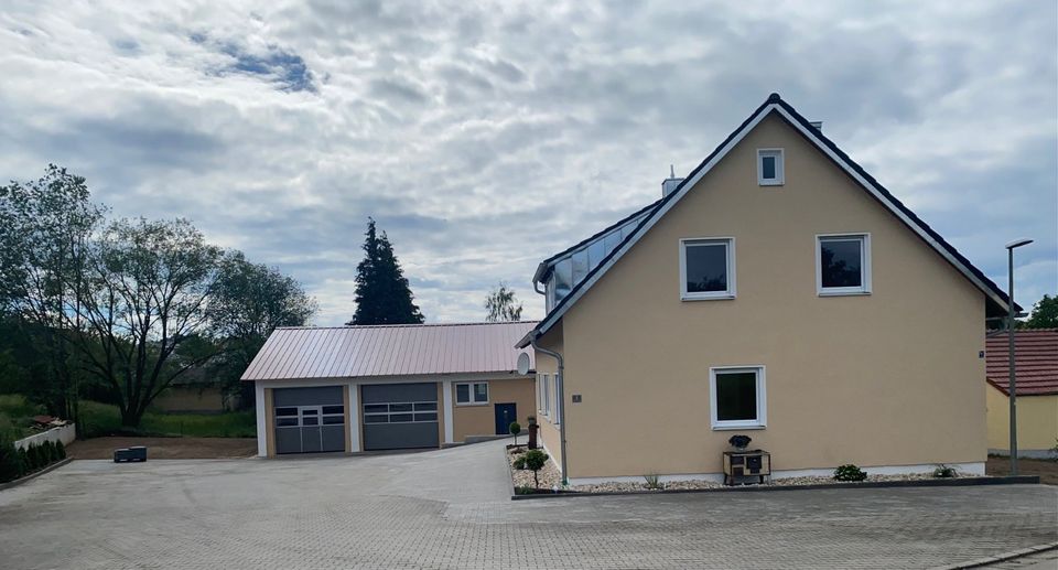 Einfamilienhaus mit Garage und Lagerhalle / Werkstatt in Neukirchen-Balbini
