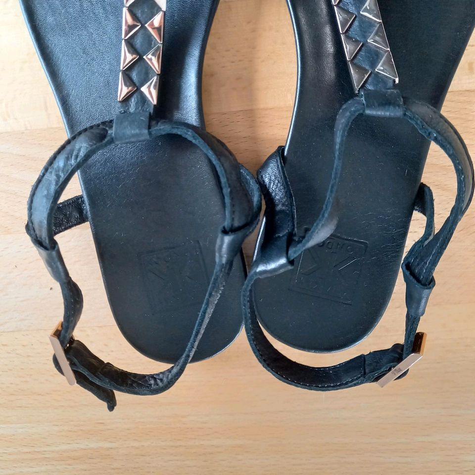 Leder-Zehen-Sandalen,schwarz, Größe 40 in Lügde