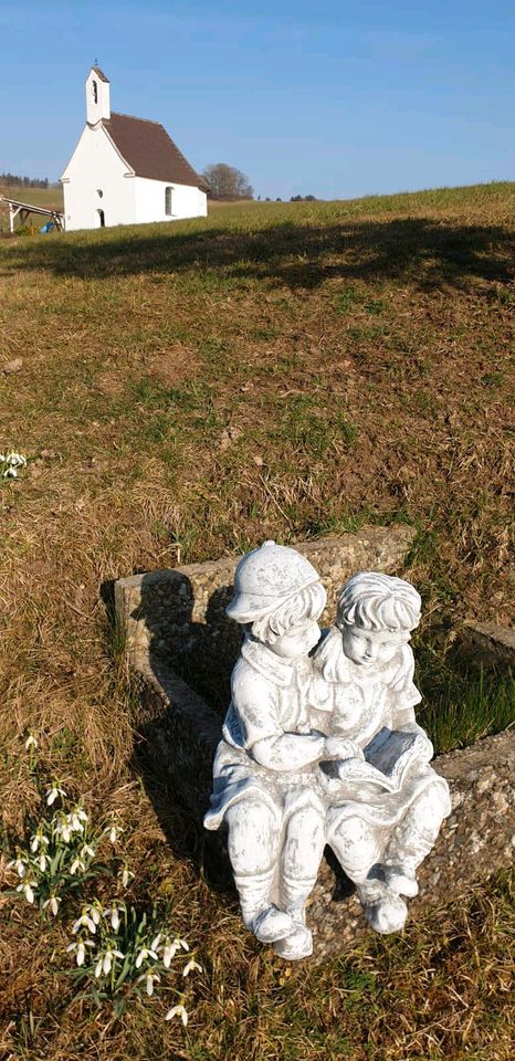 Gartenfiguren/ Dekofiguren/ Jung und Mädchen sitzend in Eberhardzell