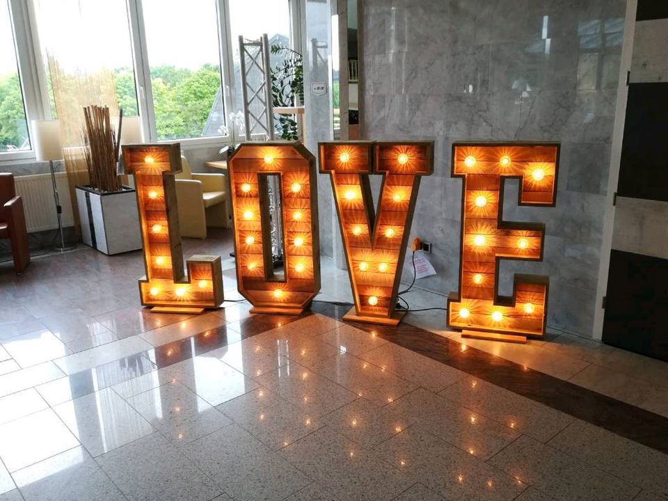 XXL Buchstaben LOVE Hochzeitsdeko Fotograf Hochzeit Deko mieten in Heusweiler