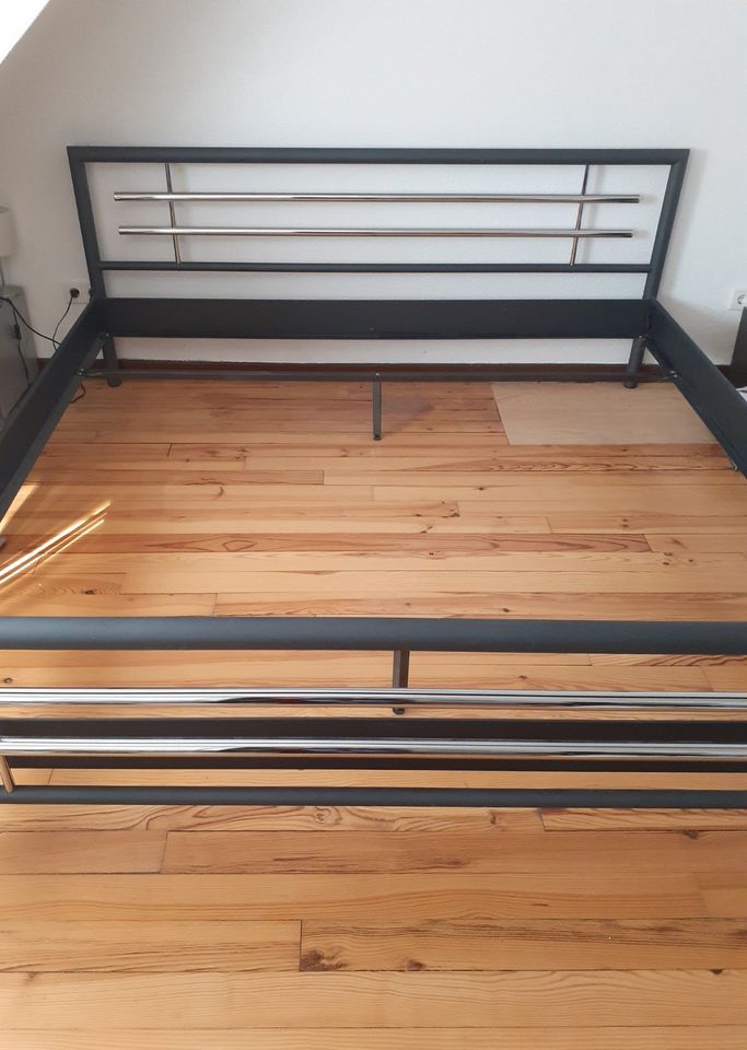 Doppelbett Metall Silber / Anthrazit für 2 Matratze 1 m x 2 m Je. in Neunkirchen