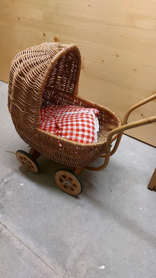 Puppenwagen Korbgeflecht Vintage in Kriftel