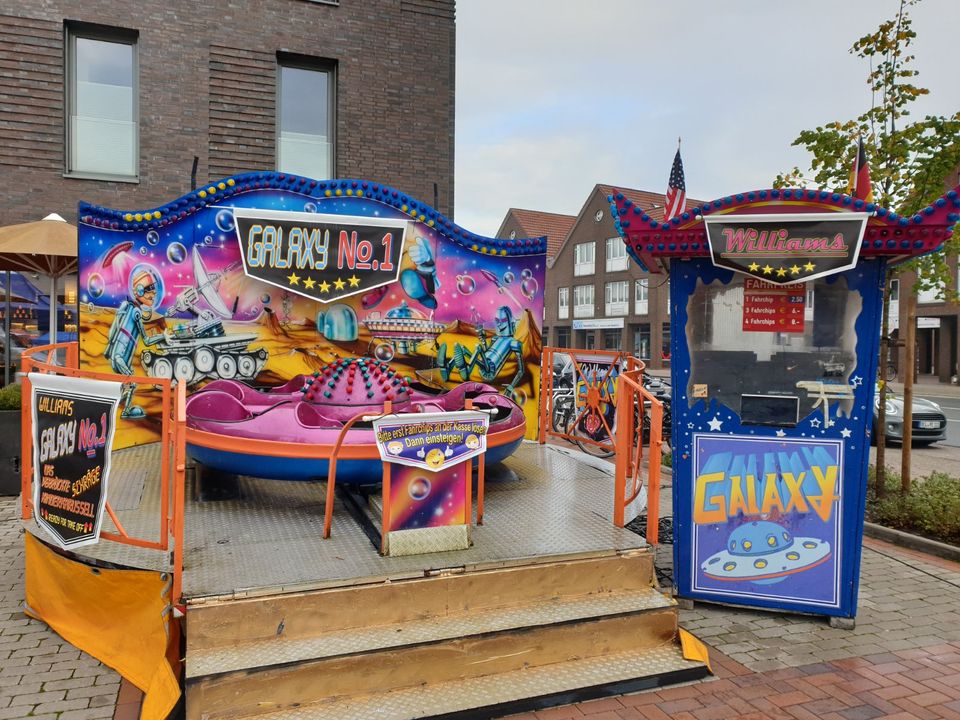 Schausteller mit Kinderkarussell Fahrgeschäft für ihr Event in Oldenburg