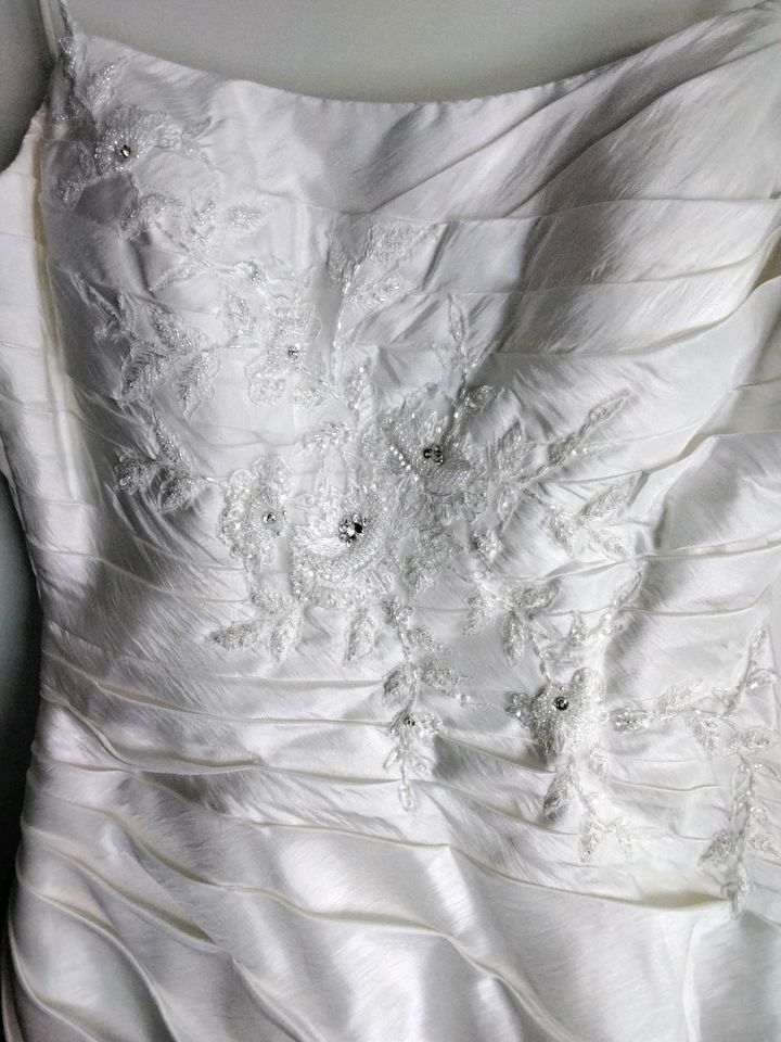 Lilly Brautkleid Hochzeitskleid Größe L 40 mit Unterrock in Büchen