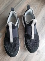 Slip-on-Sneaker Gr. 35 Schwarz Sommer Turnschuhe Nordrhein-Westfalen - Grevenbroich Vorschau