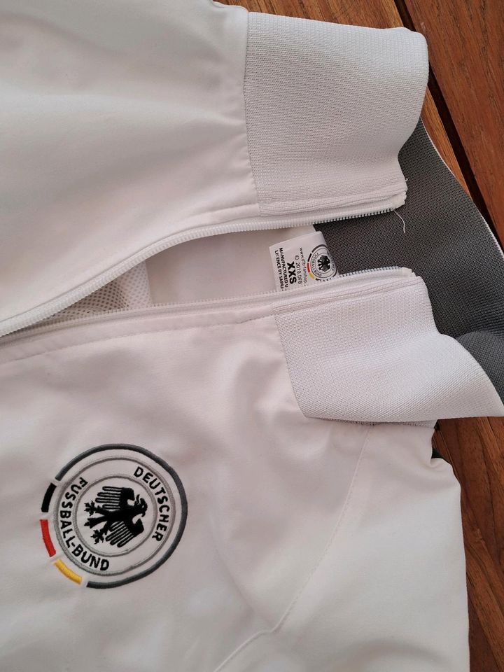 DFB Trainingsjacke Gr XXS weiß,  Sehr gut in Potsdam