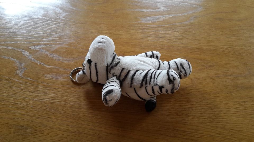 Schlüsselanhänger Zebra Plüsch Waschbar Größe 16 cm in Erolzheim