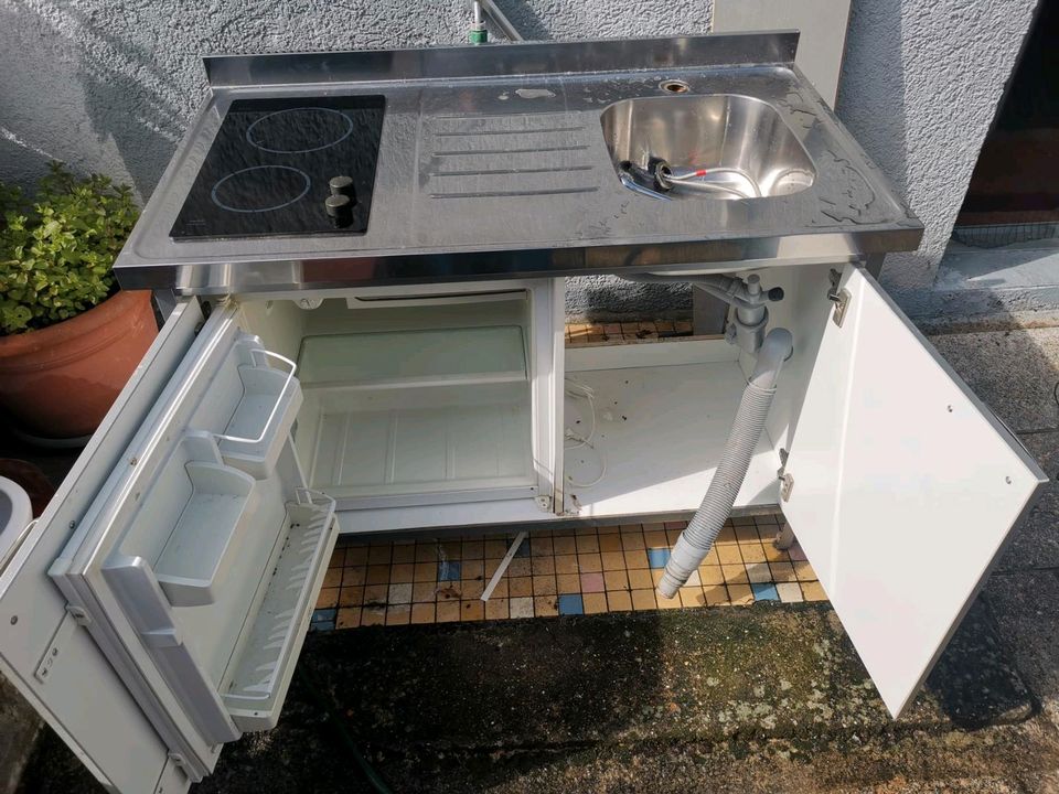 Mini Küche Waschbecken Kühlschrank und Herd in Bruchsal