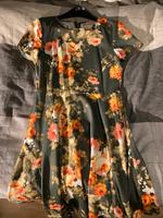 Blumenkleid von Apricot Größe M Nordrhein-Westfalen - Menden Vorschau