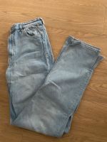 Bershka Jeans high Waist blau 40 Niedersachsen - Schwanewede Vorschau