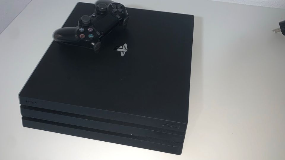 PlayStation 4 Pro 1TB mit einem Controller in Augsburg