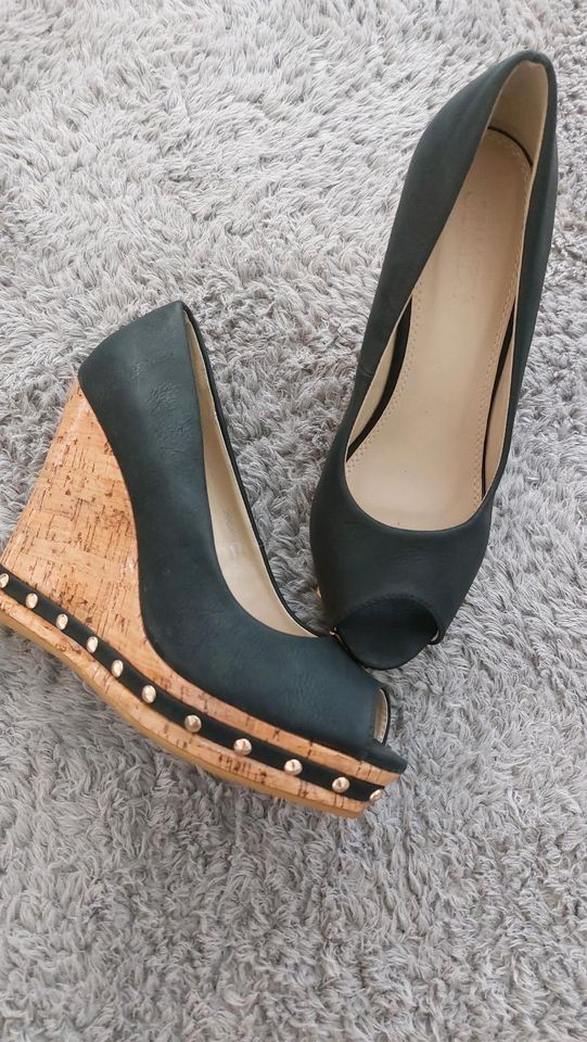 Peeptoe 39 schwarz gold Nieten Keilabsatz in Pilsach